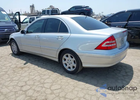 2005 Mercedes-Benz C 240 Luxury z USA, uszkodzony, nr VIN WDBRF61J15A813251